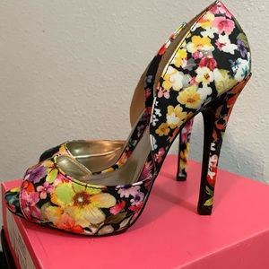 Charlotte Russe “Teya-02” size 7 multi-floral peep-toes